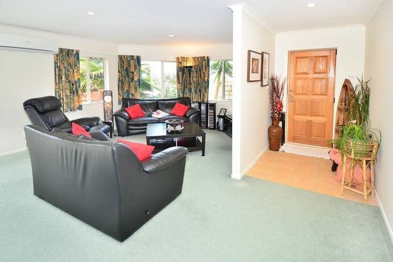 Photo of property in 92 Buscomb Avenue, Henderson, Auckland, 0610
