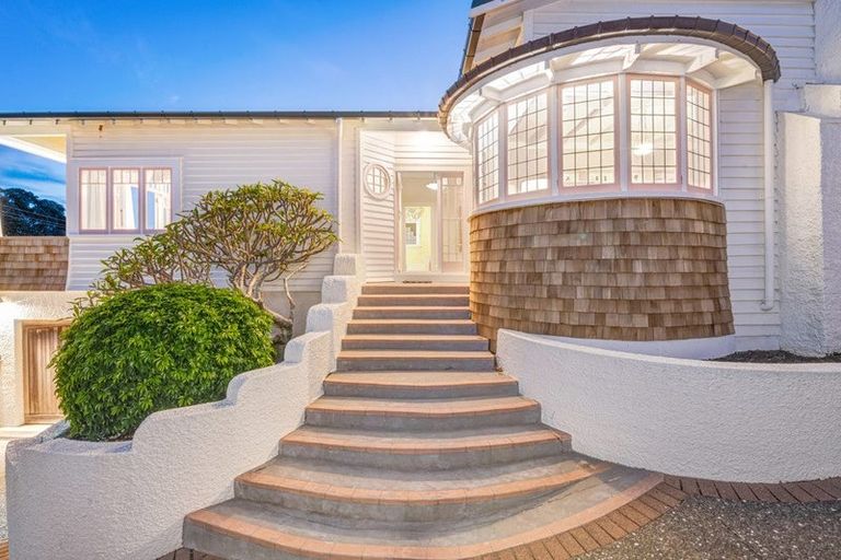 Photo of property in 6 Seabreeze Road, Narrow Neck, Auckland, 0624