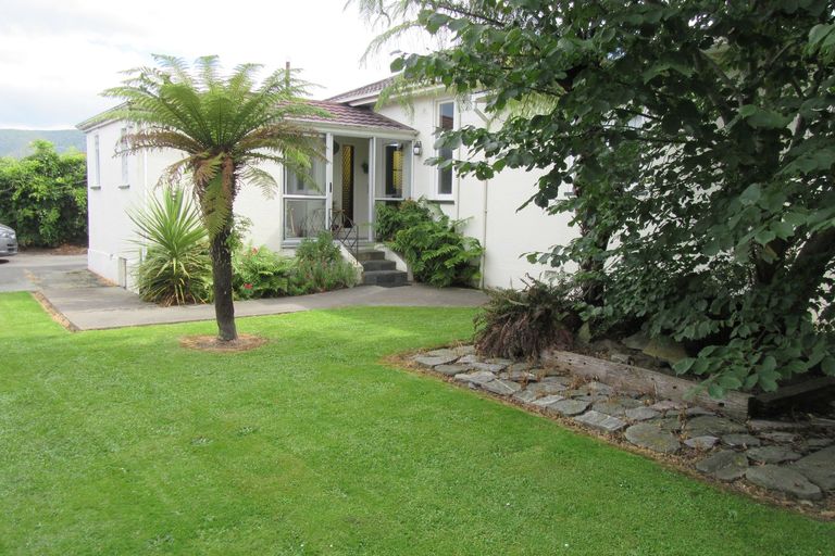 Photo of property in 33 Rhodes Street, Waimate, 7924