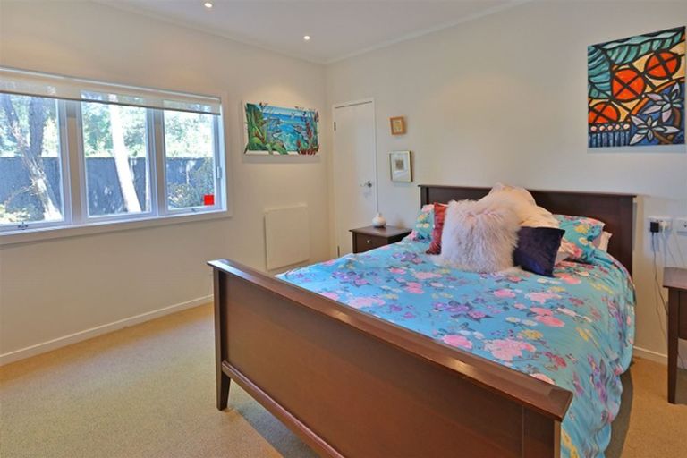 Photo of property in 4 Tasman Avenue, Henderson Valley, Auckland, 0614