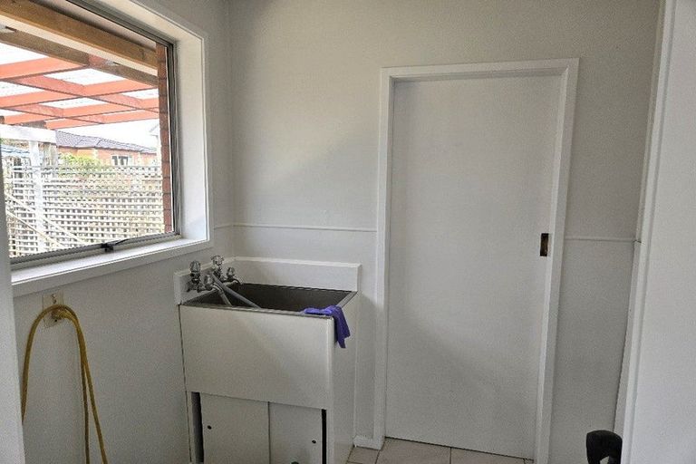 Photo of property in 2/56 Cockayne Crescent, Sunnynook, Auckland, 0620