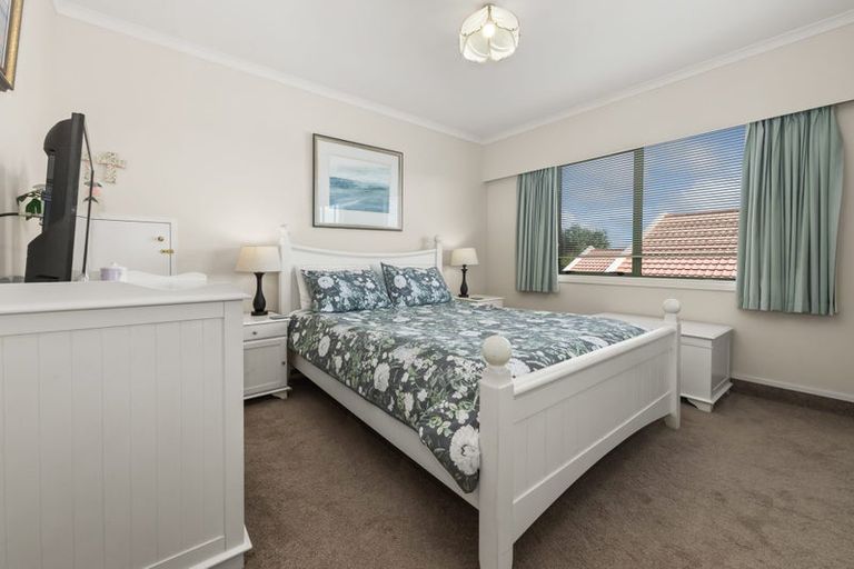 Photo of property in 16 Cranbrook Grove, Waikanae, 5036