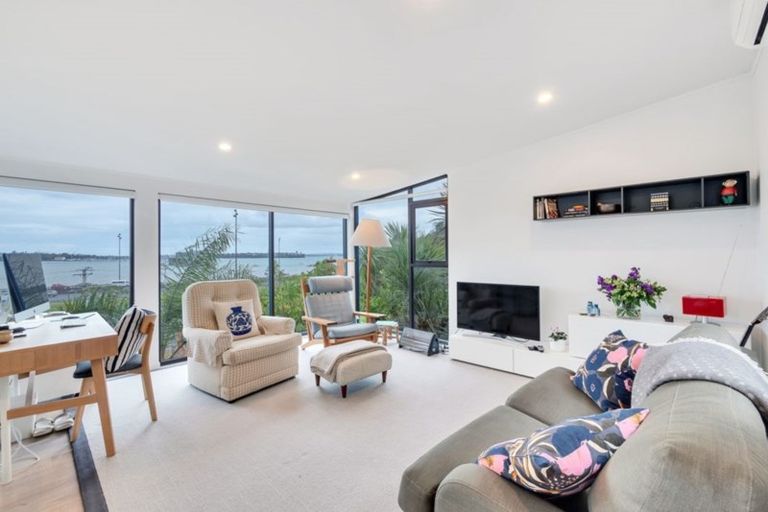 Photo of property in 1/3 Beach Road, Northcote Point, Auckland, 0627