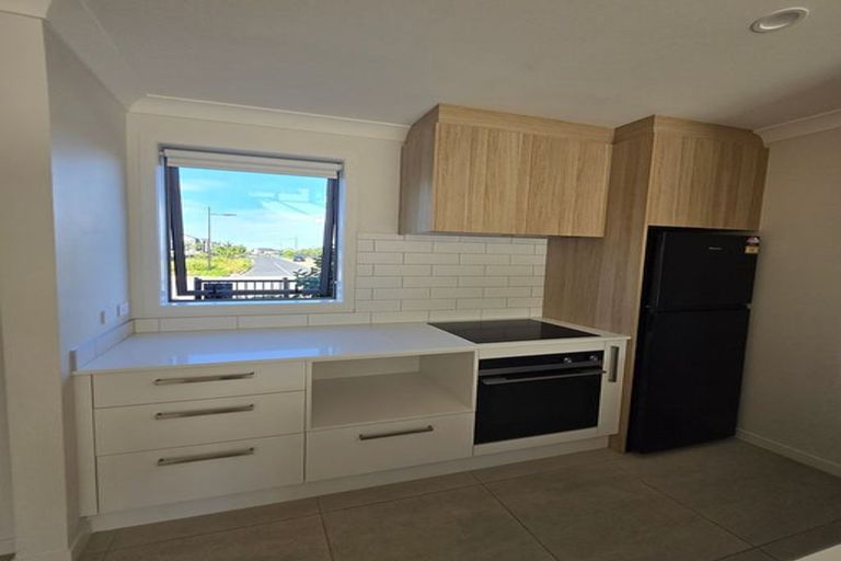 Photo of property in 8 Park Green Avenue, Rosehill, Papakura, 2113