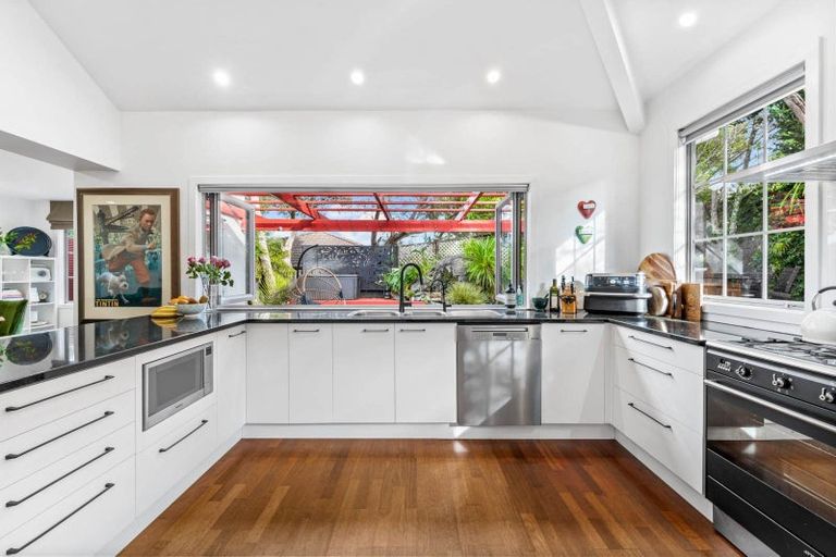 Photo of property in 52 Rising Parade, Fairview Heights, Auckland, 0632