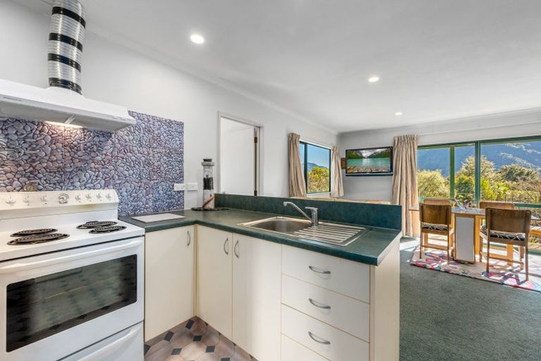 Photo of property in 826 Queen Charlotte Drive, Havelock, Picton, 7281