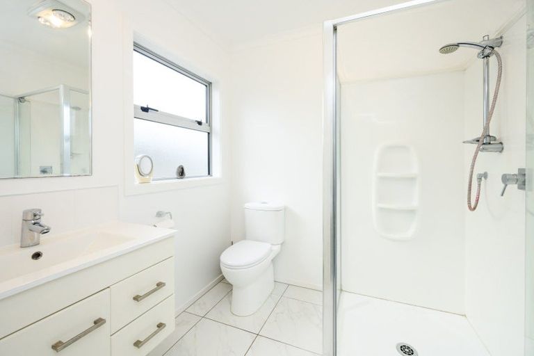 Photo of property in 17 Lorenzo Place, Kelvin Grove, Palmerston North, 4414