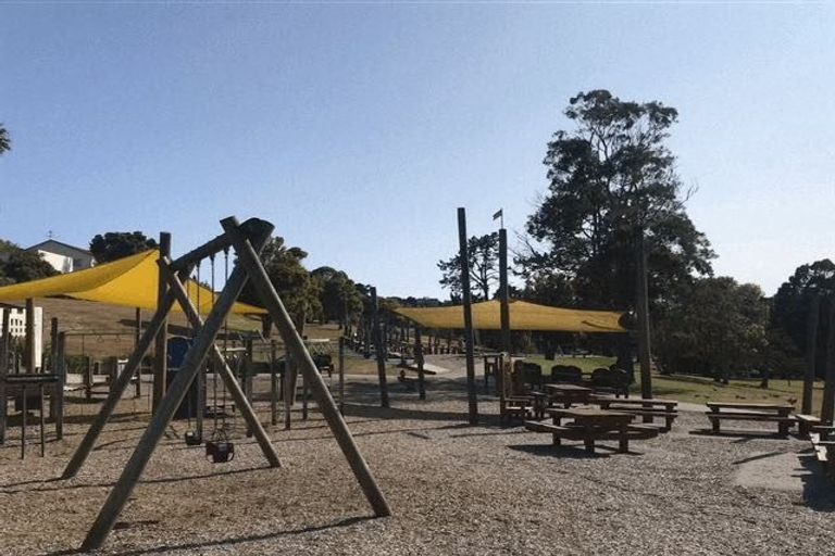 Photo of property in 15 Walnut Lane, Browns Bay, Auckland, 0630