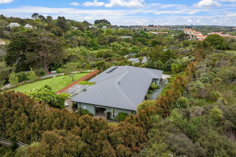 Photo of property in 35 Hobbs Road, Matakatia, Whangaparaoa, 0930