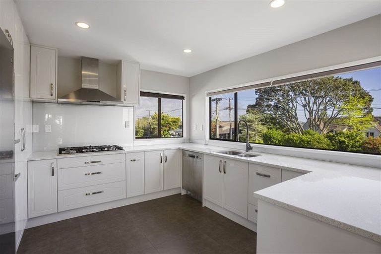 Photo of property in 1/28 Knights Road, Rothesay Bay, Auckland, 0630