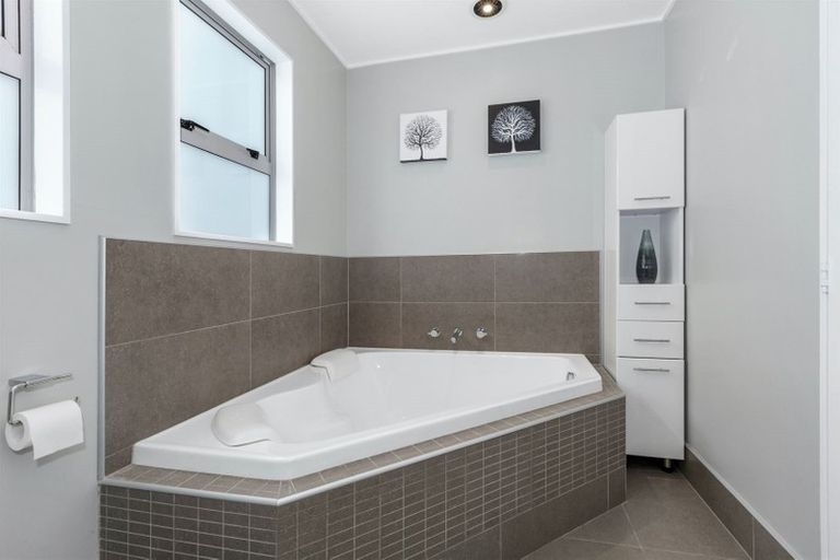 Photo of property in 89 Kahu Road, Paremata, Porirua, 5024