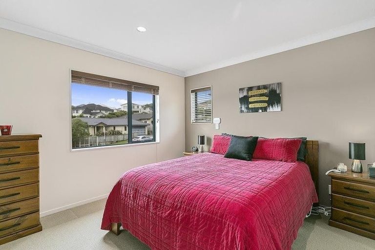 Photo of property in 28 Erlestoke Crescent, Churton Park, Wellington, 6037