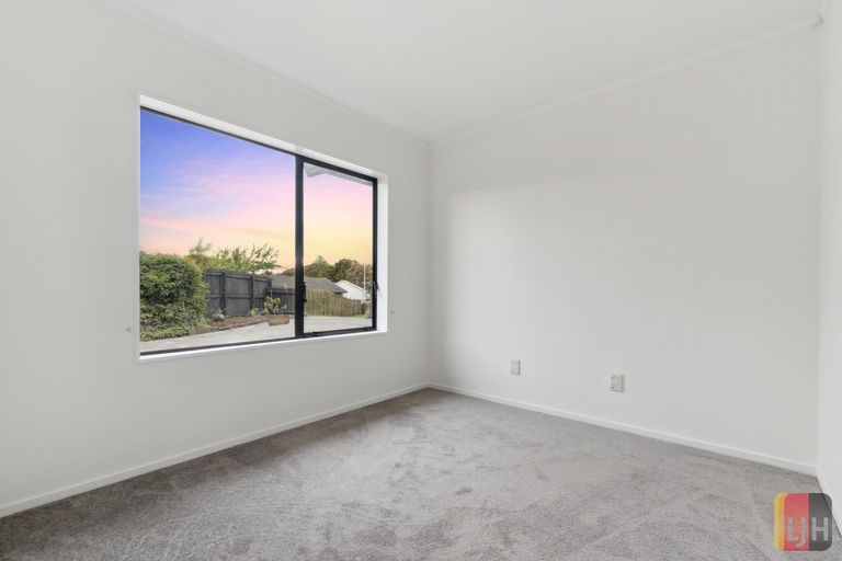 Photo of property in 18 Randwick Place, Randwick Park, Auckland, 2105