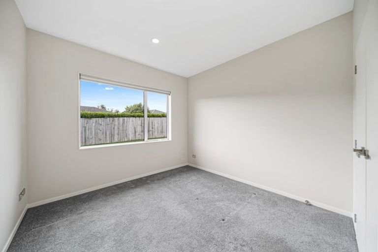 Photo of property in 24 Kilmacrennan Drive, Rosehill, Papakura, 2113