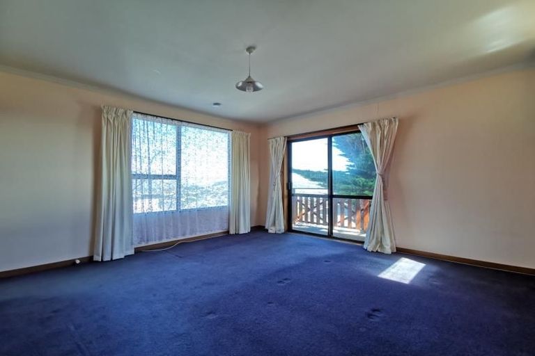 Photo of property in 16 Arahanga Grove, Maupuia, Wellington, 6022
