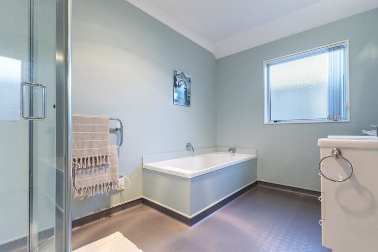 Photo of property in 43 Quadrant Heights, Paraparaumu, 5032