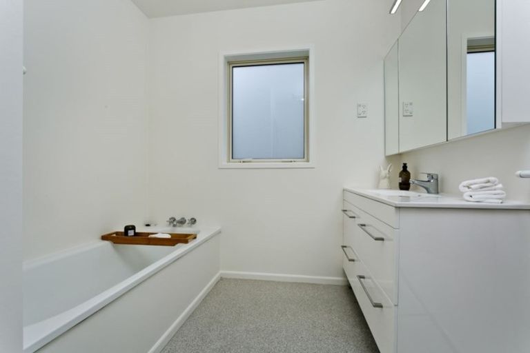 Photo of property in 5 Sandpiper Grove, Unsworth Heights, Auckland, 0632