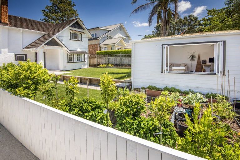 Photo of property in 5 Stanley Point Road, Stanley Point, Auckland, 0624