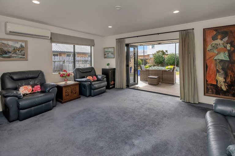 Photo of property in 32 Bermuda Place, One Tree Point, 0118