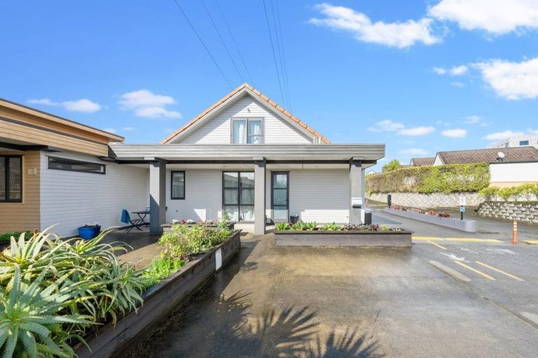 Photo of property in 1/176 Mcleod Road, Te Atatu South, Auckland, 0610