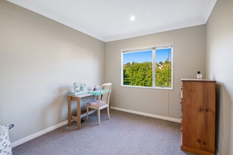 Photo of property in 31 Goldfinch Rise, Unsworth Heights, Auckland, 0632