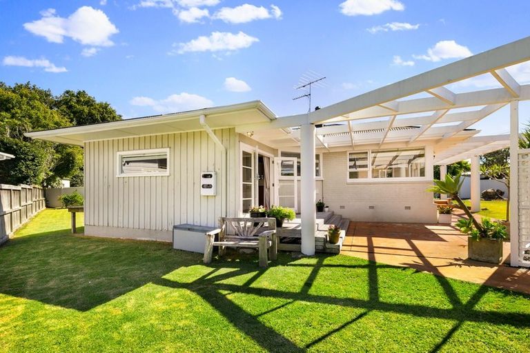 Photo of property in 33 Covil Avenue, Te Atatu South, Auckland, 0610