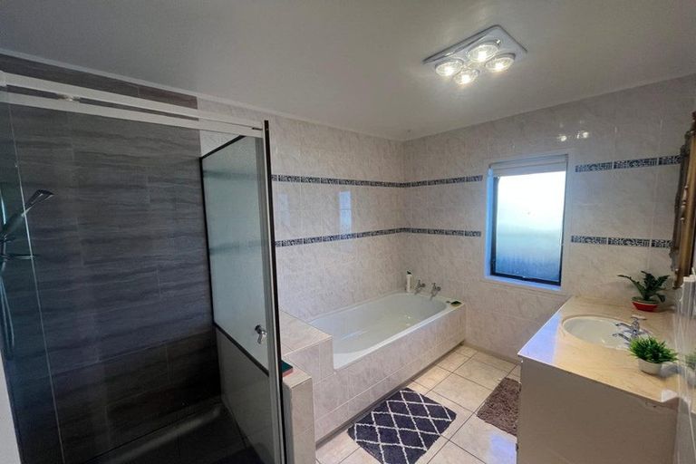 Photo of property in 12 Wairata Place, Te Atatu South, Auckland, 0610