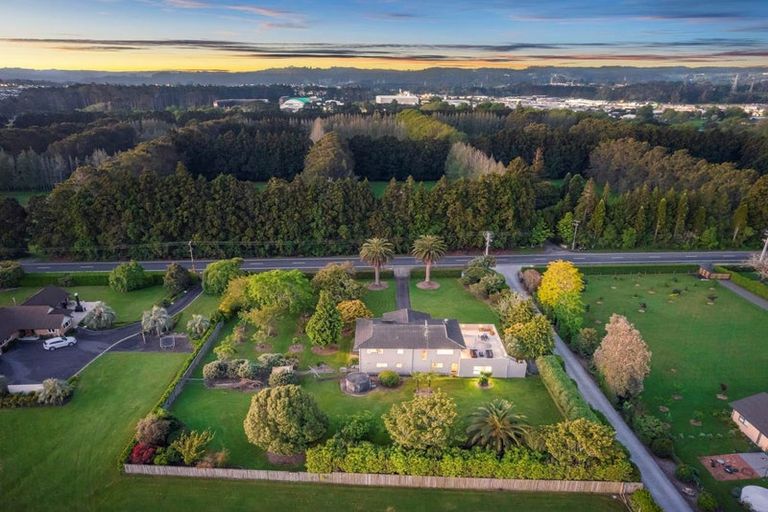 Photo of property in 873 Waitakere Road, Kumeu, 0891