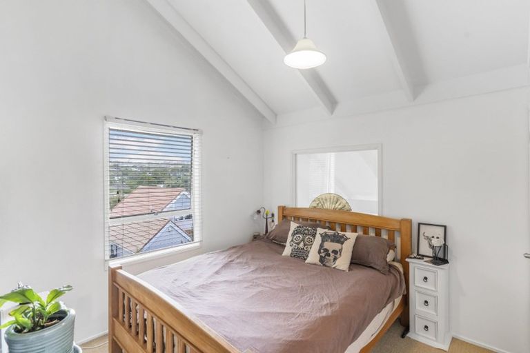 Photo of property in 2/32 Knightsbridge Drive, Forrest Hill, Auckland, 0620