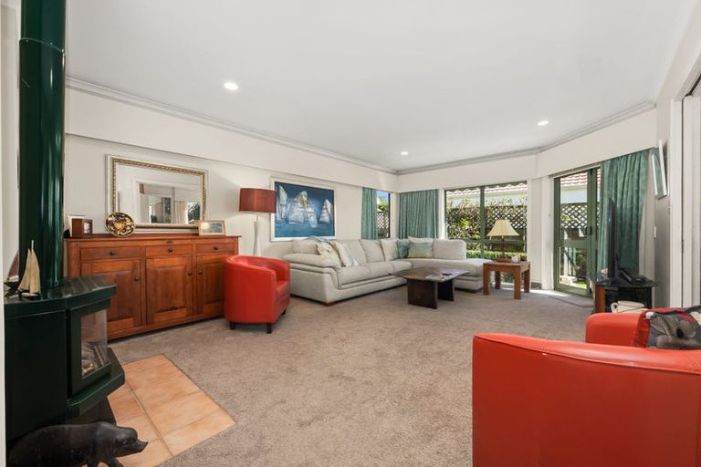 Photo of property in 16 Cranbrook Grove, Waikanae, 5036