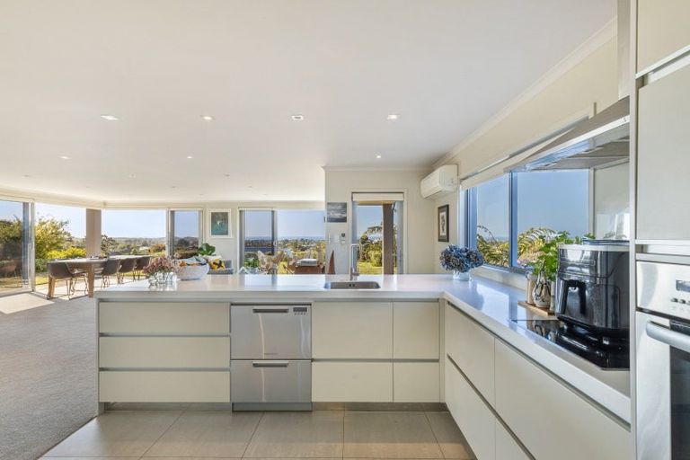 Photo of property in 33 Veale Road, Frankleigh Park, New Plymouth, 4371