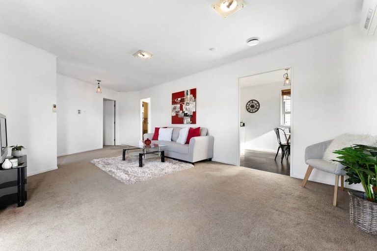 Photo of property in 2 Longreach Drive, Sunnyvale, Auckland, 0612