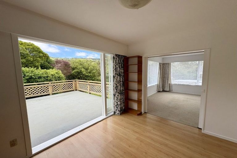 Photo of property in 135 Taylor Terrace, Tawa, Wellington, 5028