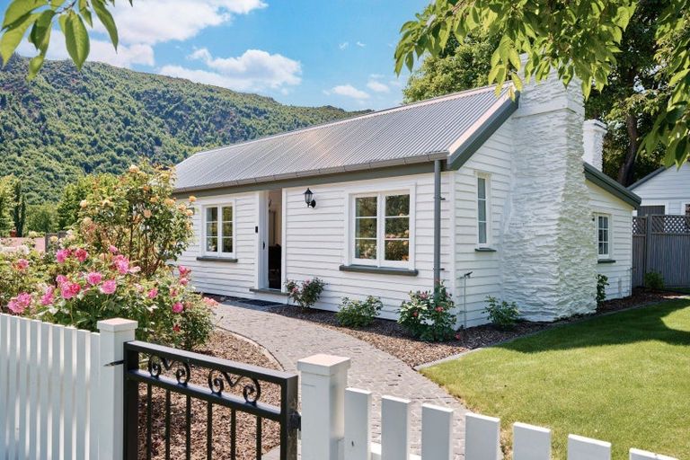 Photo of property in 17 Merioneth Street, Arrowtown, 9302