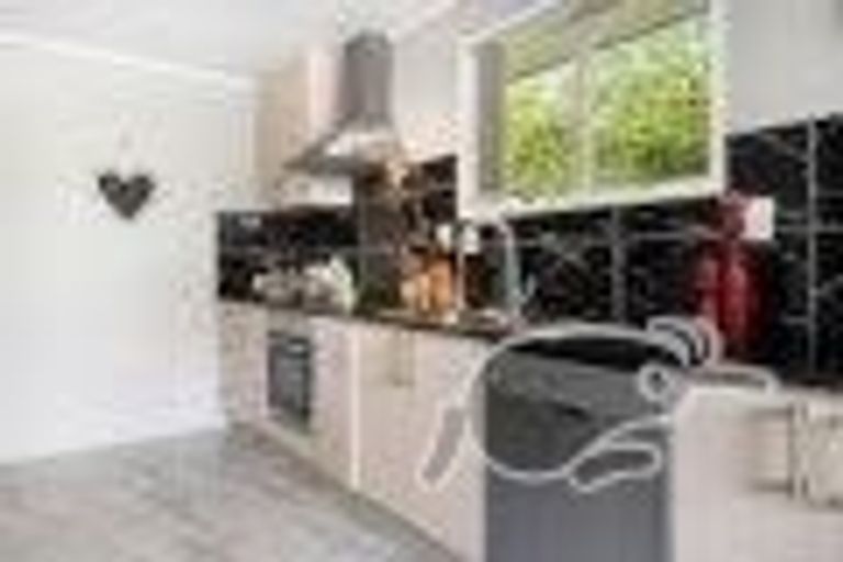 Photo of property in 2 Miro Street, New Lynn, Auckland, 0600