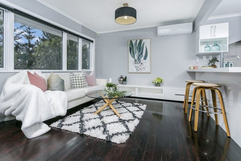 Photo of property in 1/1 Anne Road, Hillcrest, Auckland, 0627