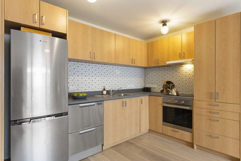 Photo of property in Pirie Street Townhouses, 2/35 Pirie Street, Mount Victoria, Wellington, 6011