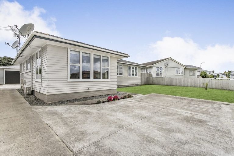 Photo of property in 11 Windrush Close, Mangere, Auckland, 2022