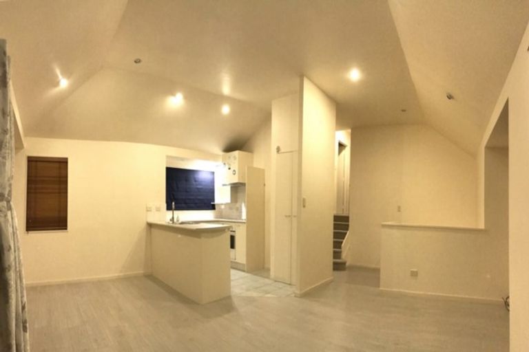 Photo of property in 2/51 Archers Road, Hillcrest, Auckland, 0629