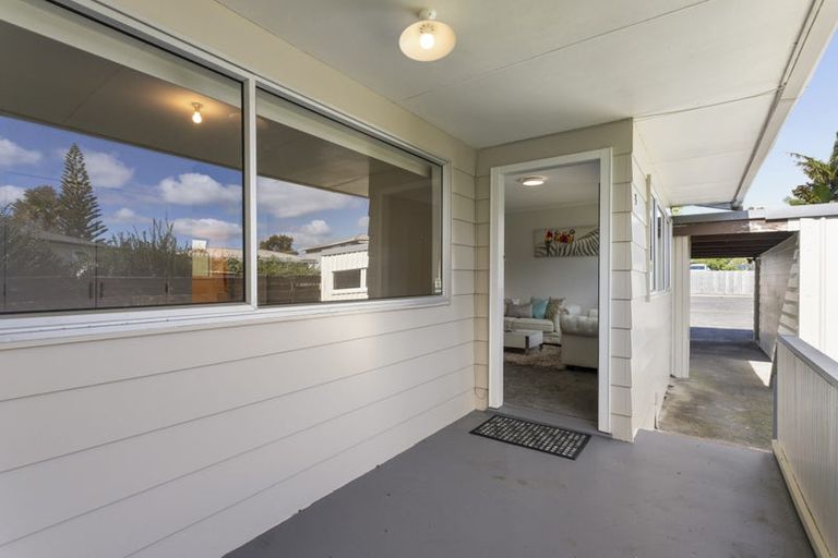 Photo of property in 3/11a Bayside Avenue, Te Atatu Peninsula, Auckland, 0610