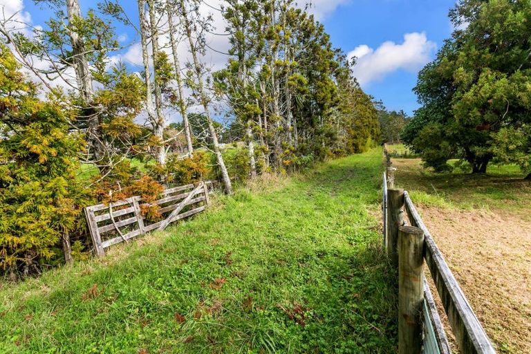 Photo of property in 76 Awa Road, Kumeu, 0891