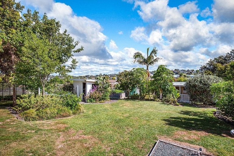 Photo of property in 221 Vipond Road, Stanmore Bay, Whangaparaoa, 0932