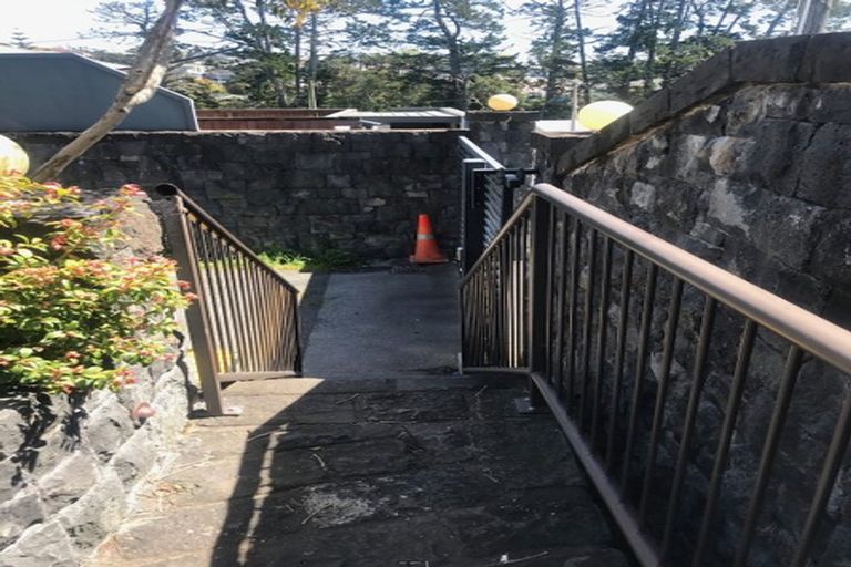 Photo of property in 6 Beazley Place, Glendene, Auckland, 0602