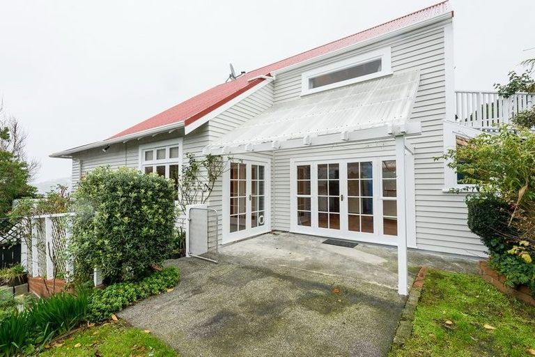 Photo of property in 15 Aranoni Street, Island Bay, Wellington, 6023