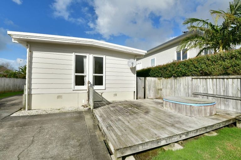 Photo of property in 5 Walton Street, Red Beach, 0932