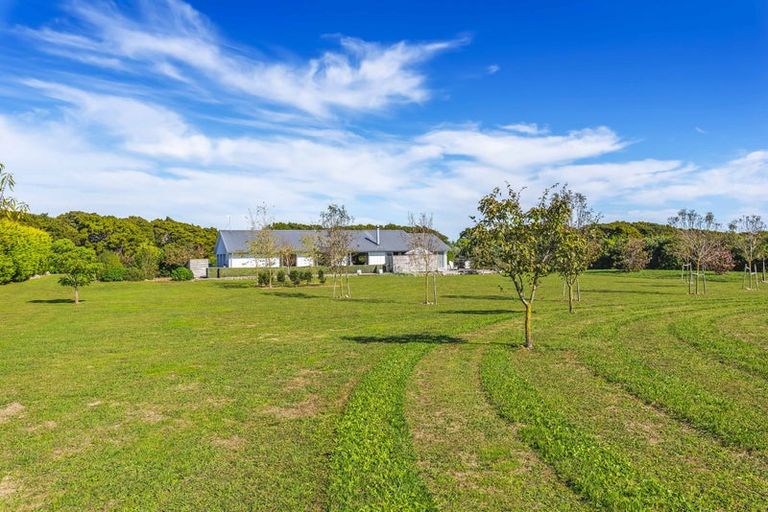 Photo of property in 1037 State Highway 1, Te Horo, Otaki, 5581