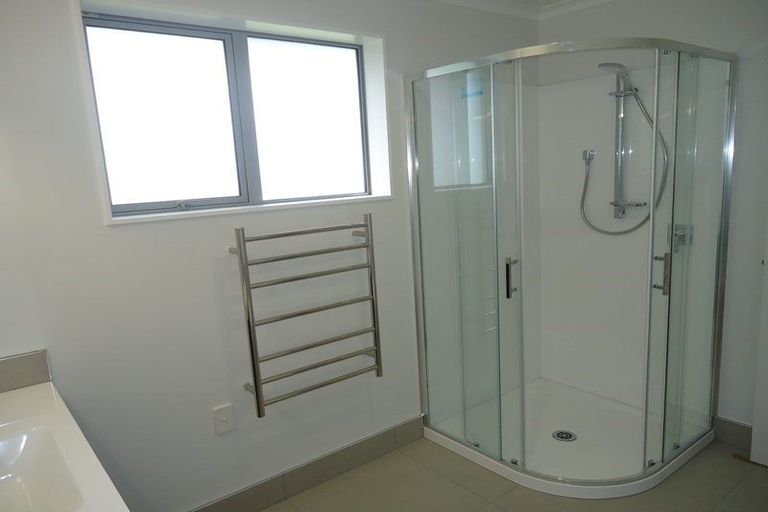 Photo of property in 10 Roto View, One Tree Point, 0118