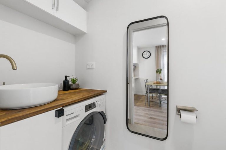 Photo of property in 3/37 Camelot Place, Glenfield, Auckland, 0629