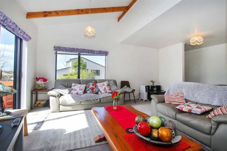 Photo of property in 1/17 Bronzewing Terrace, Unsworth Heights, Auckland, 0632