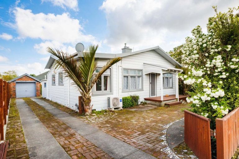 Photo of property in 17 Haydon Street, Roslyn, Palmerston North, 4414